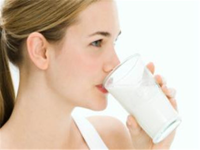 睡前喝牛奶會長胖嗎 營養價值知多少