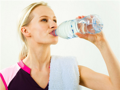怎麼喝水才能減肥 輕松減肥的方法