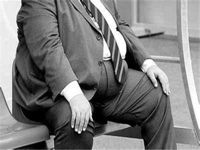 “中國第一胖”減肥歸來回家過年 已減80斤