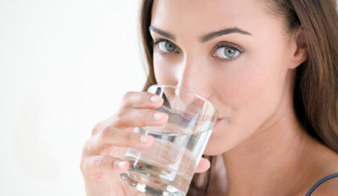 只喝水不吃飯能減肥嗎？這是誤區！