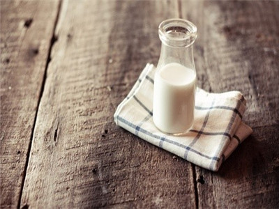早上喝牛奶好還是晚上喝好 牛奶的正確喝法