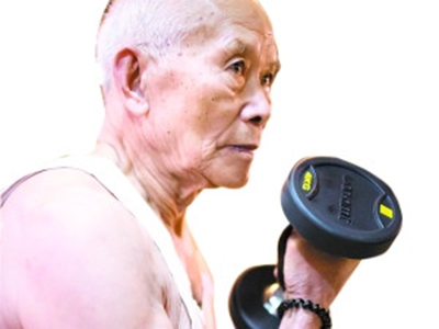 廣州九旬老人健身房鍛煉20年 練成肌肉型男