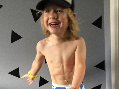 澳3歲男孩迷健身練出6塊腹肌 現實版嬴蕩是怎麼煉成的？