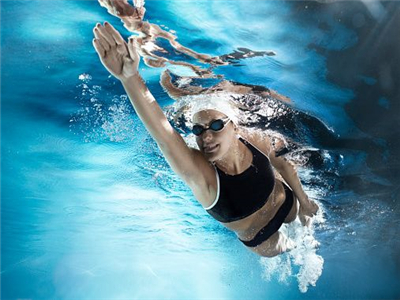 　　什麼是水中健身操?顧名思義，就是在水中做健身操運動。其實，水中健身操並不簡單。比如說，水要求多深?動作有什麼要求?我們還是看澳大利亞籍水中健身操教練凱倫??弗萊明(KarenFleming)資深教練怎麼講解水中健身操知識以及注意事項吧。