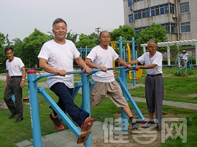 老年人“碰撞”健身要適度