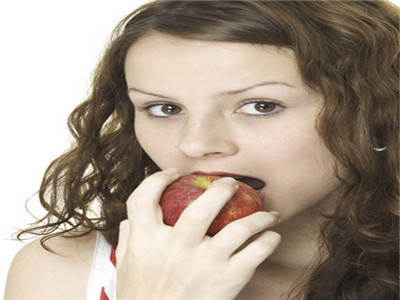 為減肥每天只吃兩個蘋果 “節食女”提前進入更年期